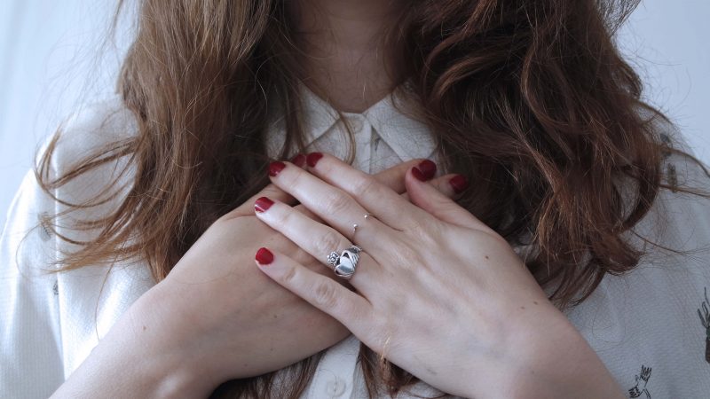 mujer laca uñas rojo